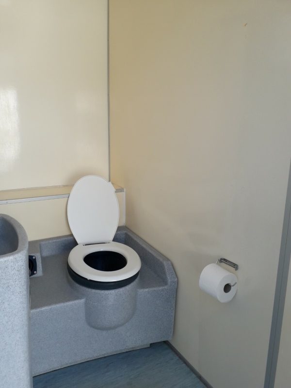 Lej en Toiletvogn til din fest - Sørens Udlejning