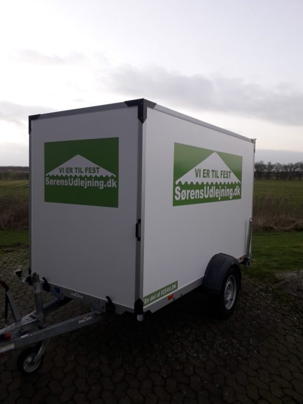 Lej en Festtrailer med borde, stole og service til 48 pers.