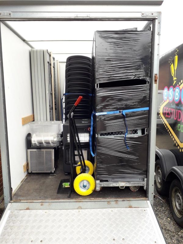 Lej en Festtrailer med borde, stole og service til 48 pers.