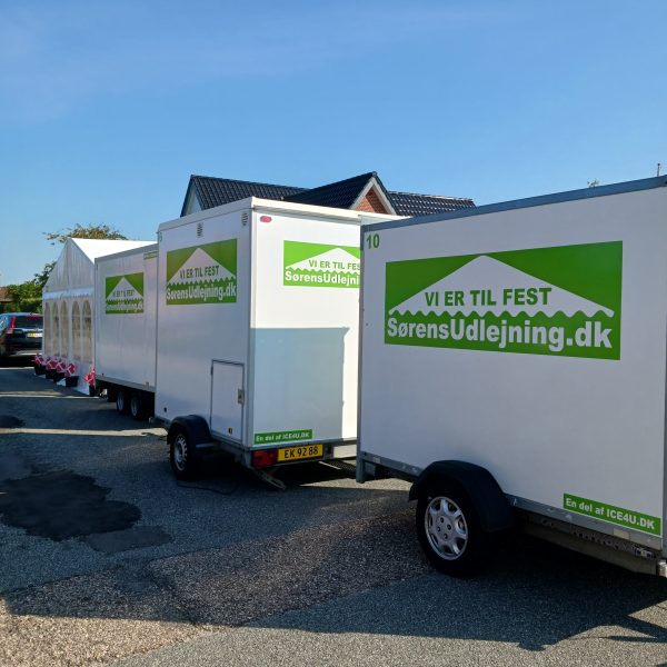 Lej en Festtrailer med borde, stole og service til 48 pers.
